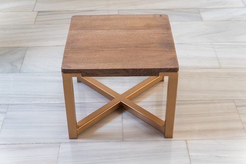 χειροποίητο τραπέζι με μεταλλική βάση και μασίφ ξύλινη επιφάνεια