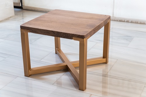 χειροποίητο τραπέζι με μεταλλική βάση και μασίφ ξύλινη επιφάνεια