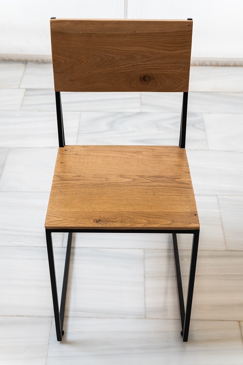 Καρέκλα χειροποίητη με μεταλλικό σκελετό και ξύλινη μασίφ δρύινη επιφάνεια.