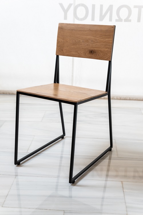 Καρέκλα χειροποίητη με μεταλλικό σκελετό και ξύλινη μασίφ δρύινη επιφάνεια.