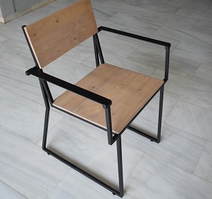 Χειροποίητη μεταλλική καρέκλα με μπράτσο από  μασίφ ξύλο  πεύκου στο κάθισμα και στην πλάτη.
