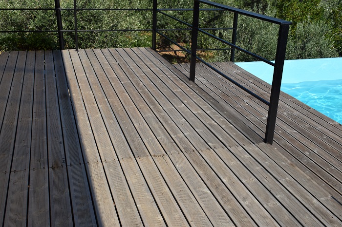 Ξύλινο πάτωμα πεύκου εξωτερικού χώρου deck .