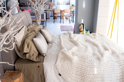 Κρεβάτι διπλό ντυμένο με ύφασμα και αποθηκευτικό χώρο