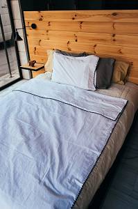 Κρεβάτι από μέταλλο και ξύλο πεύκου.